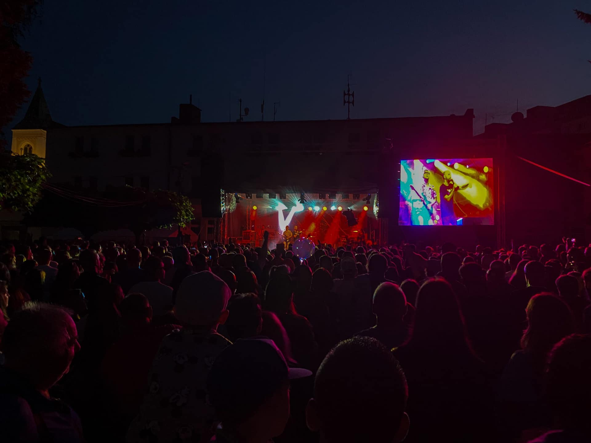 LED obrazovka a pódium na Kysuciach